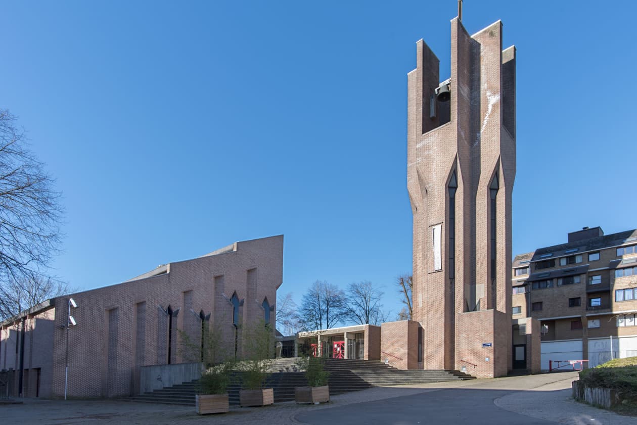 Église Saint-François sous un ciel bleu